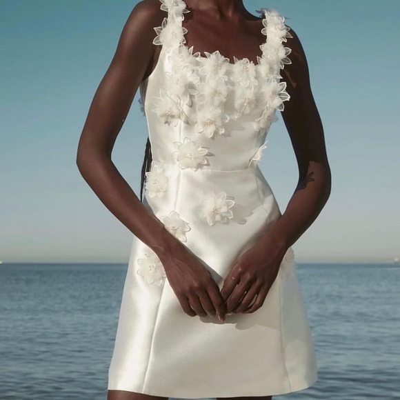 Elliatt Dresses & Skirts - Elliatt White 3D flower dress